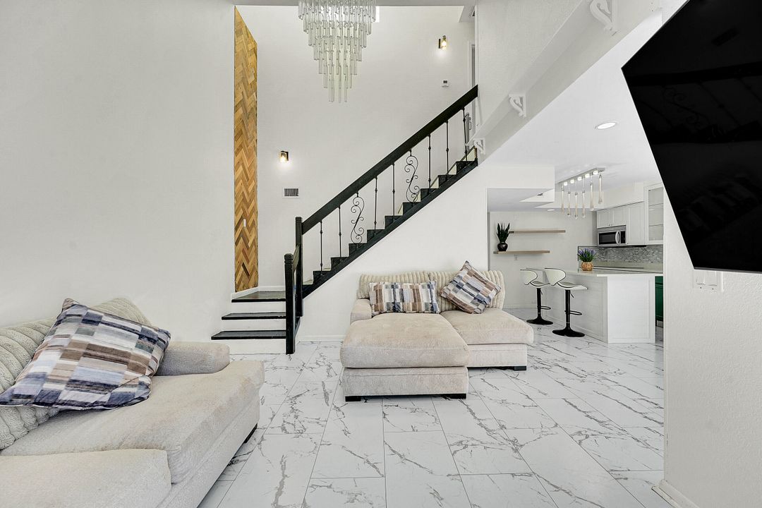 For Sale: $389,500 (3 beds, 2 baths, 1279 Square Feet)