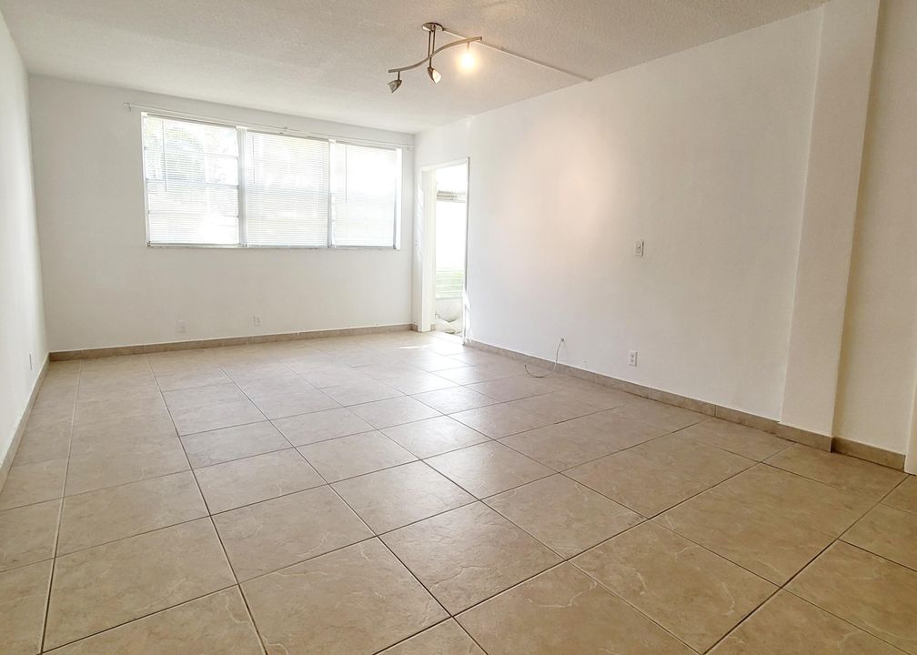 For Rent: $1,650 (1 beds, 1 baths, 648 Square Feet)