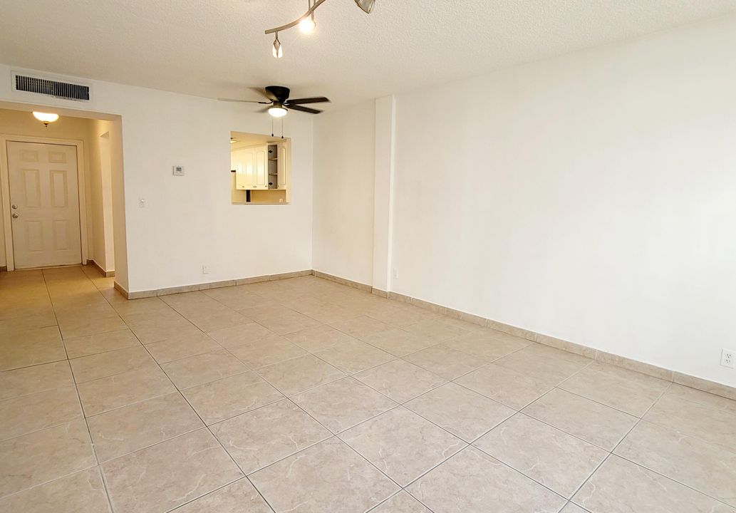 For Rent: $1,650 (1 beds, 1 baths, 648 Square Feet)