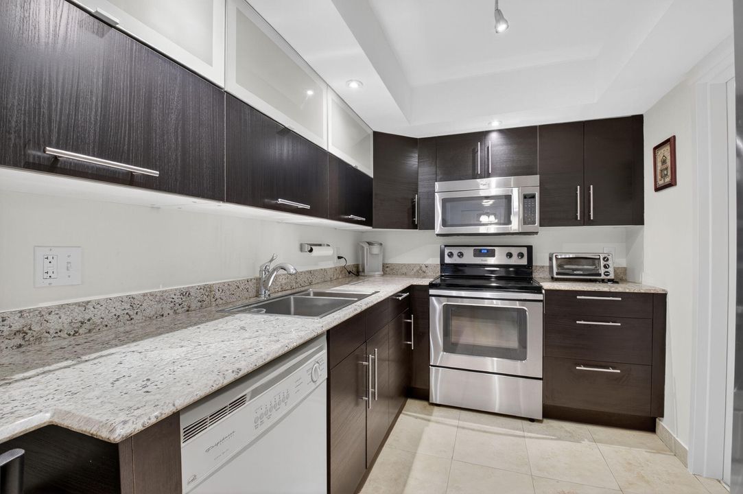 合同活跃: $4,200 (2 贝兹, 2 浴室, 1054 平方英尺)