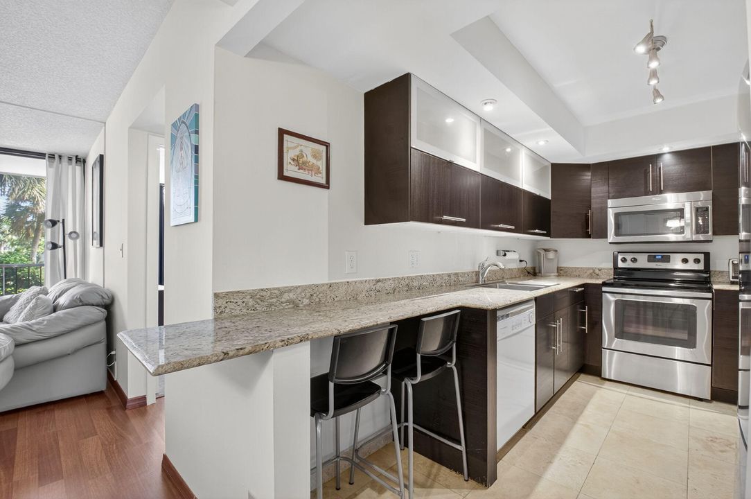 合同活跃: $4,200 (2 贝兹, 2 浴室, 1054 平方英尺)