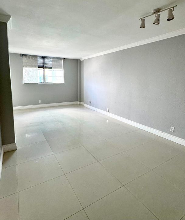 For Sale: $199,000 (1 beds, 1 baths, 675 Square Feet)