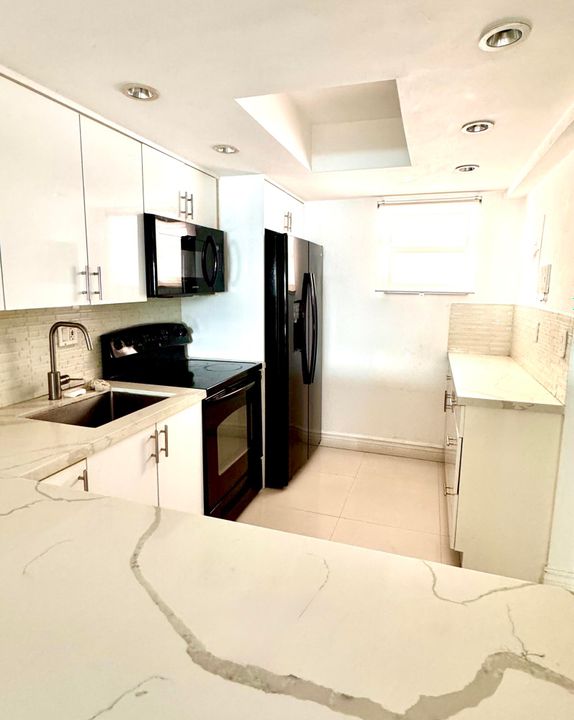 For Sale: $199,000 (1 beds, 1 baths, 675 Square Feet)