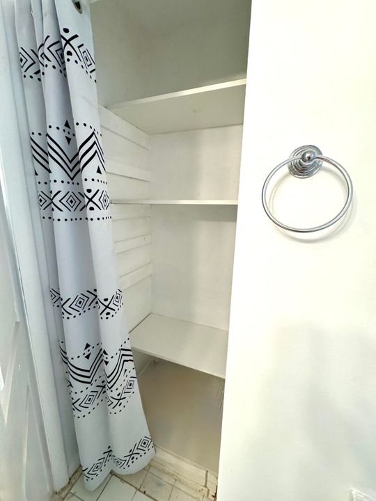 For Sale: $199,000 (1 beds, 1 baths, 675 Square Feet)