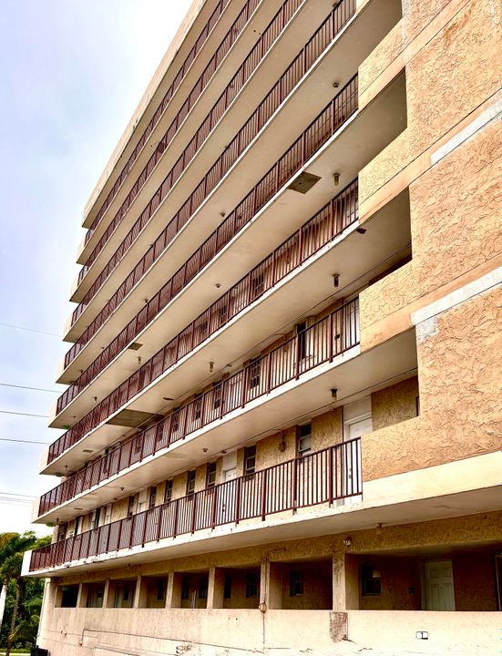 For Sale: $199,000 (1 beds, 1 baths, 675 Square Feet)