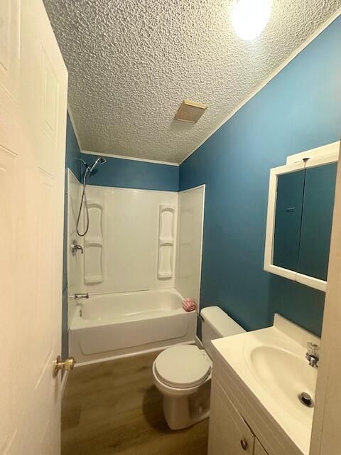 合同活跃: $2,800 (4 贝兹, 2 浴室, 1600 平方英尺)