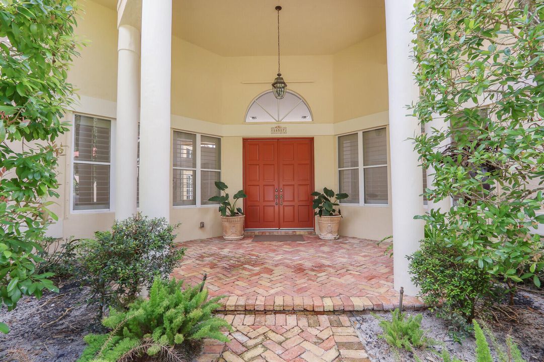 En Venta: $1,300,000 (4 camas, 3 baños, 3095 Pies cuadrados)