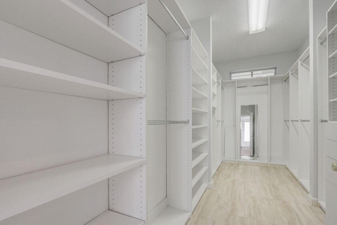 En Venta: $1,300,000 (4 camas, 3 baños, 3095 Pies cuadrados)