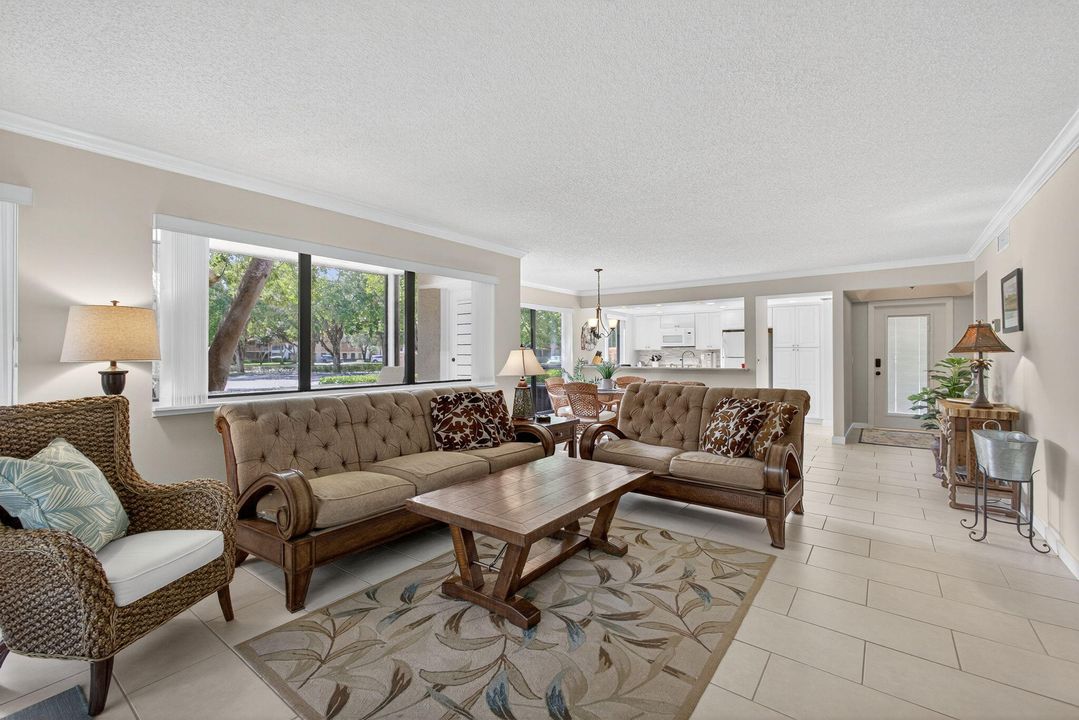 For Sale: $419,900 (2 beds, 2 baths, 1366 Square Feet)