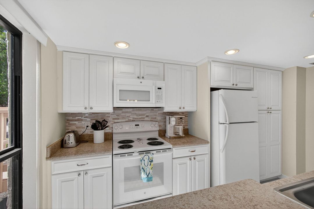 For Sale: $419,900 (2 beds, 2 baths, 1366 Square Feet)