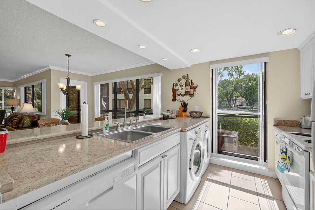 For Sale: $419,900 (2 beds, 2 baths, 1366 Square Feet)