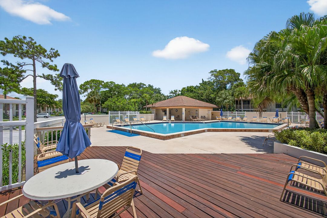 For Sale: $419,900 (2 beds, 2 baths, 1366 Square Feet)