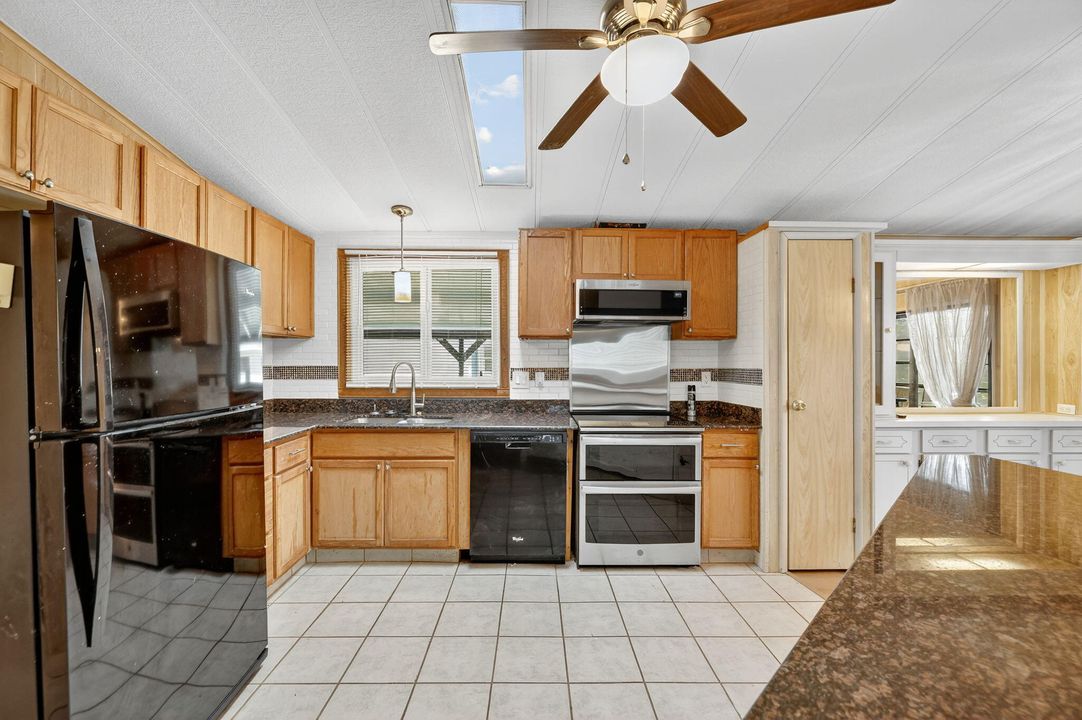 For Sale: $150,000 (2 beds, 2 baths, 1144 Square Feet)