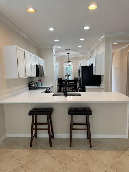 Под контрактом: $499,900 (3 спален, 2 ванн, 1774 Квадратных фут)