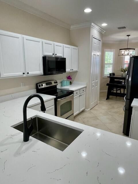 Под контрактом: $499,900 (3 спален, 2 ванн, 1774 Квадратных фут)