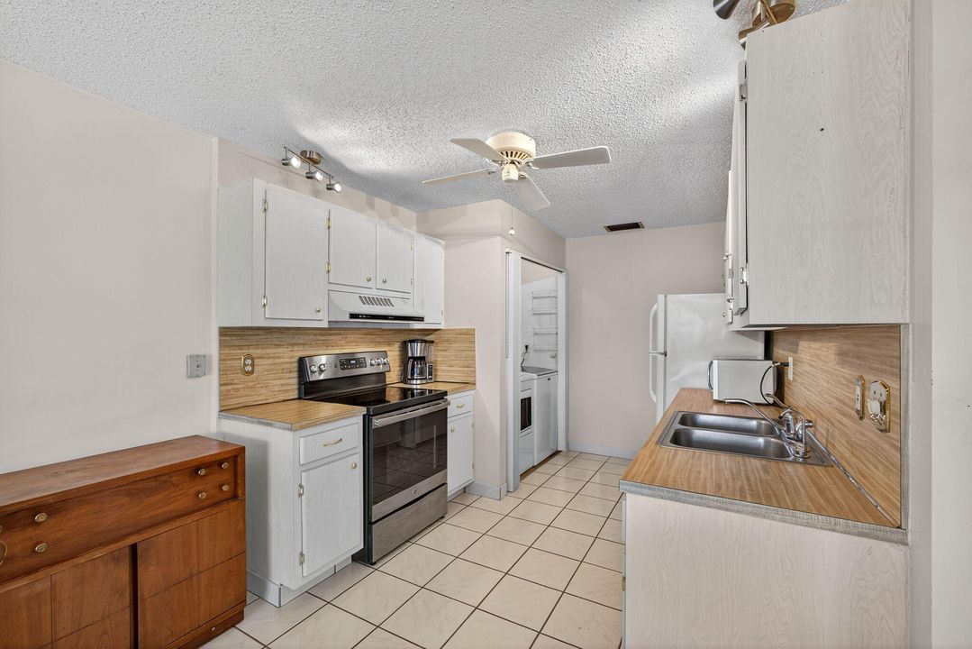 Active With Contract: $239,900 (2 beds, 2 baths, 1250 Square Feet)