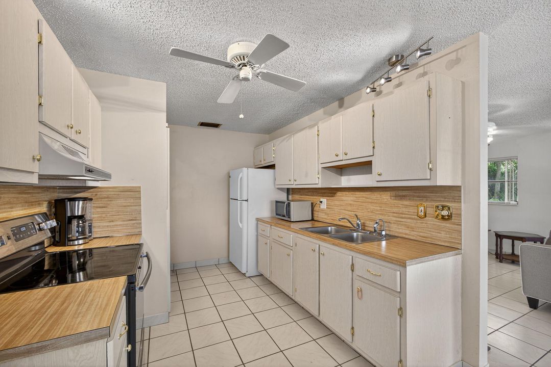 Active With Contract: $239,900 (2 beds, 2 baths, 1250 Square Feet)
