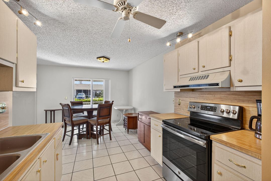 Active With Contract: $239,900 (2 beds, 2 baths, 1250 Square Feet)