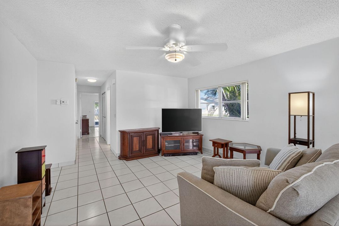 Active With Contract: $239,900 (2 beds, 2 baths, 1250 Square Feet)