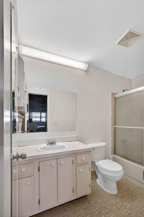 Active With Contract: $239,900 (2 beds, 2 baths, 1250 Square Feet)