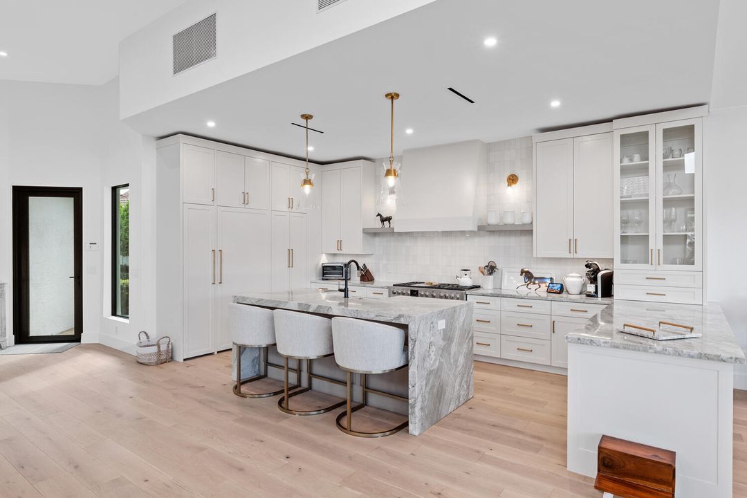 出租: $30,000 (3 贝兹, 3 浴室, 2172 平方英尺)