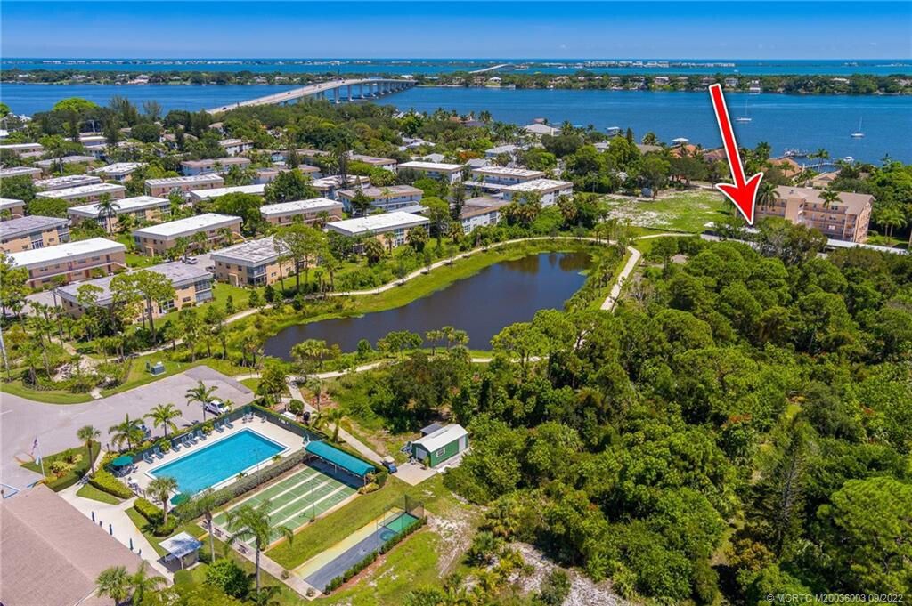 For Sale: $199,500 (2 beds, 2 baths, 1204 Square Feet)