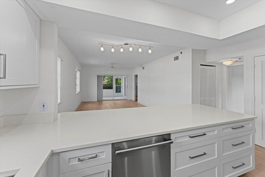 For Sale: $199,500 (2 beds, 2 baths, 1204 Square Feet)