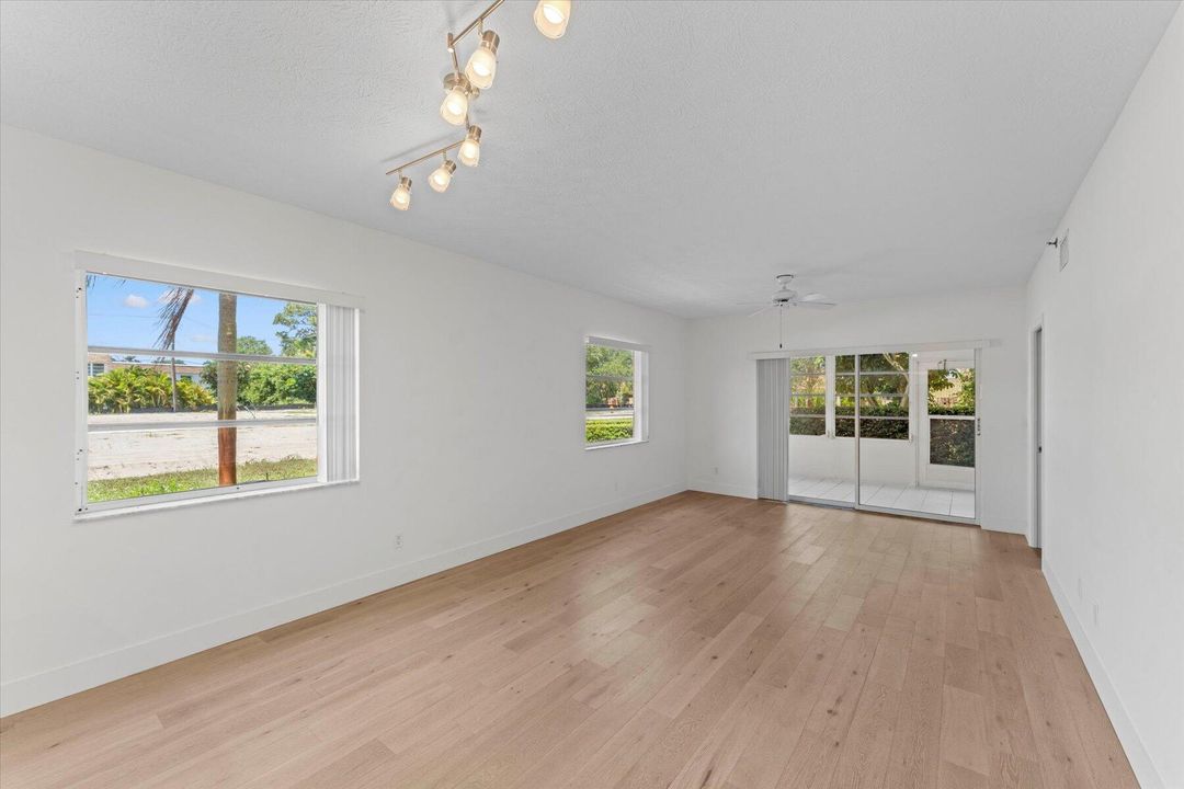 For Sale: $199,500 (2 beds, 2 baths, 1204 Square Feet)