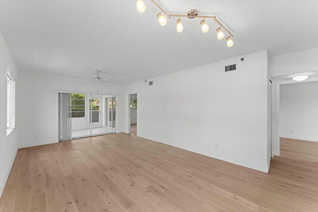 For Sale: $199,500 (2 beds, 2 baths, 1204 Square Feet)