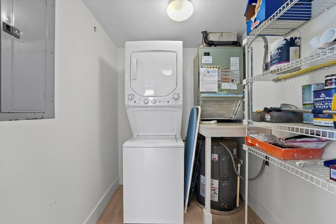 For Sale: $199,500 (2 beds, 2 baths, 1204 Square Feet)