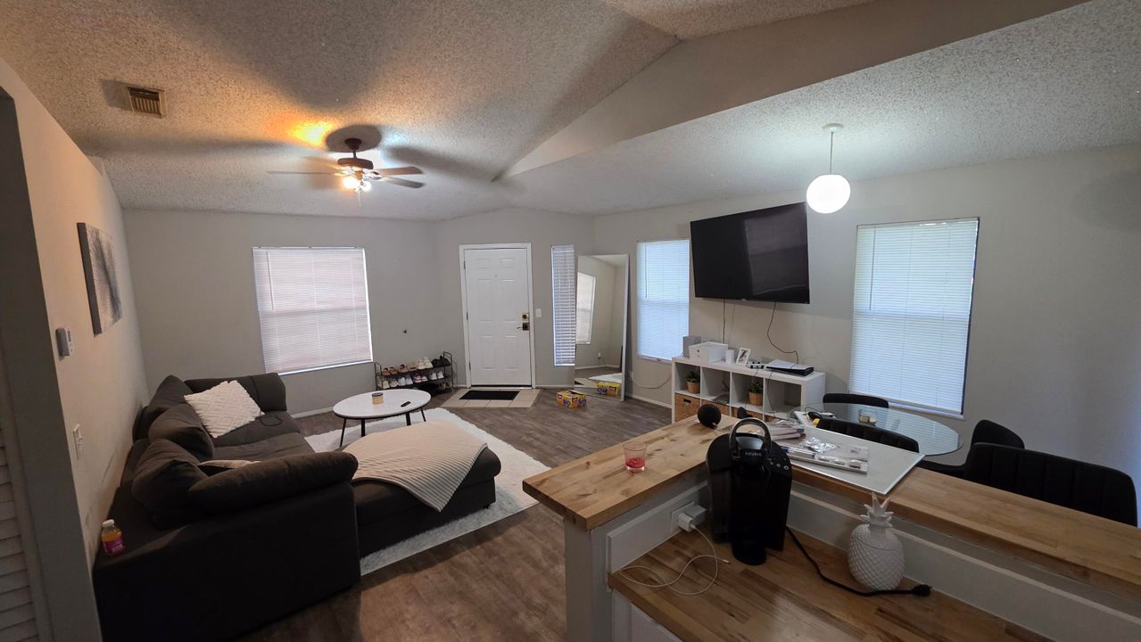 待售: $174,323 (2 贝兹, 2 浴室, 1005 平方英尺)