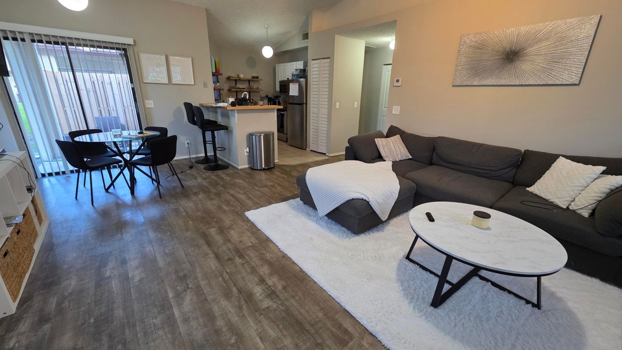 待售: $174,323 (2 贝兹, 2 浴室, 1005 平方英尺)