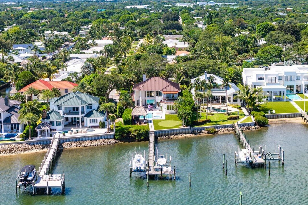 Недавно продано: $7,000,000 (4 спален, 3 ванн, 4524 Квадратных фут)