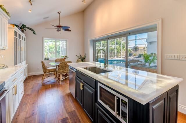 出租: $13,000 (3 贝兹, 3 浴室, 1928 平方英尺)