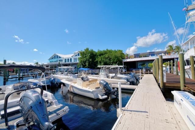 出租: $13,000 (3 贝兹, 3 浴室, 1928 平方英尺)