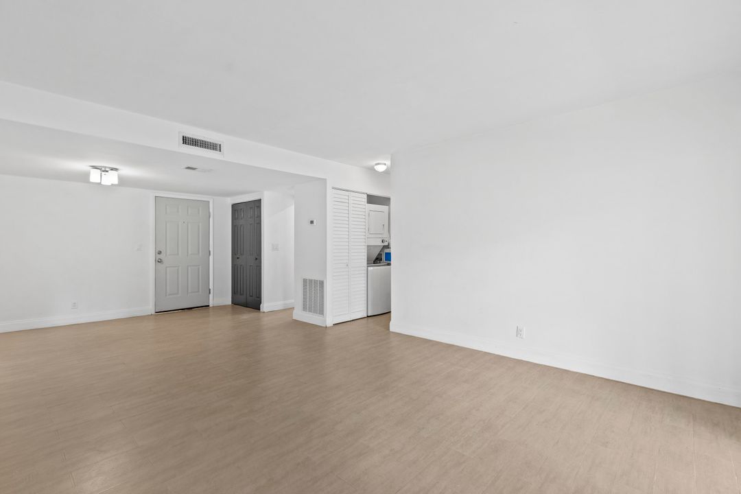 合同活跃: $1,630 (2 贝兹, 2 浴室, 888 平方英尺)