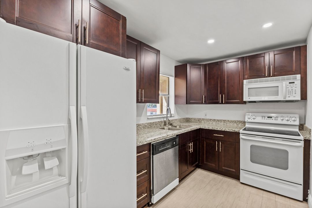 合同活跃: $1,630 (2 贝兹, 2 浴室, 888 平方英尺)