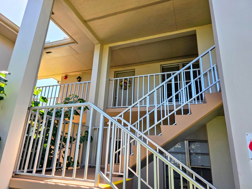 合同活跃: $129,900 (2 贝兹, 2 浴室, 1080 平方英尺)