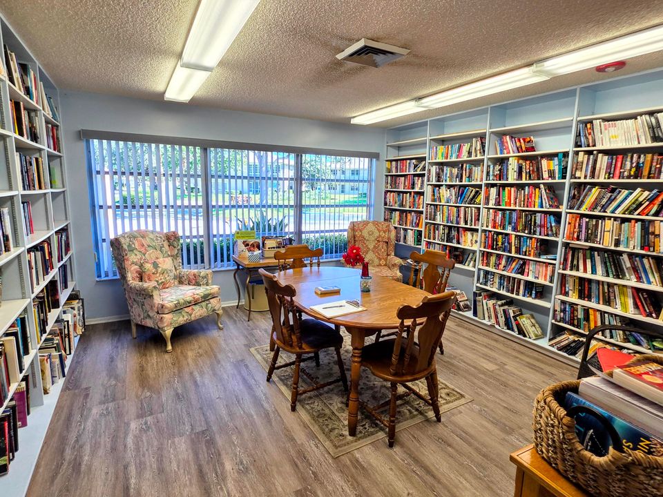 合同活跃: $129,900 (2 贝兹, 2 浴室, 1080 平方英尺)