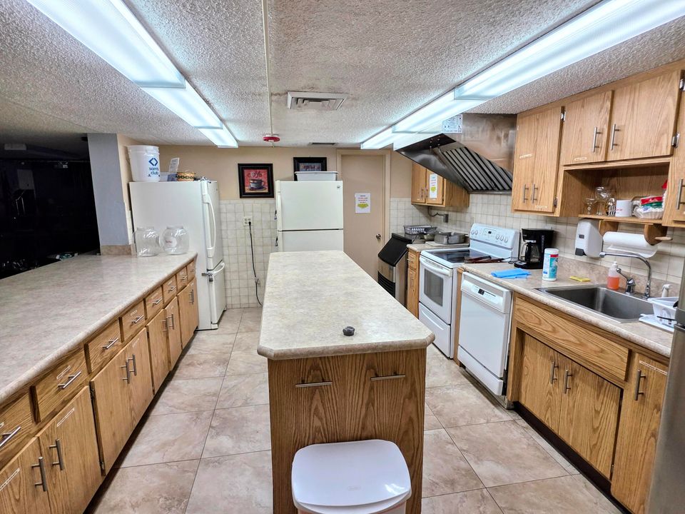 合同活跃: $129,900 (2 贝兹, 2 浴室, 1080 平方英尺)