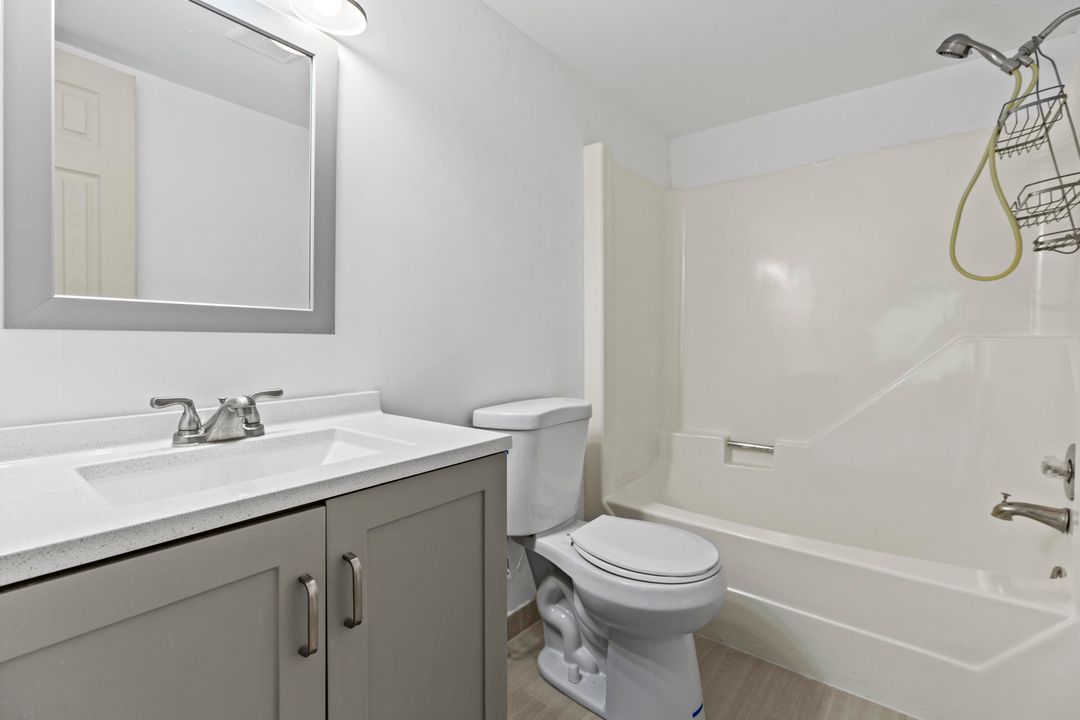 合同活跃: $1,630 (2 贝兹, 2 浴室, 888 平方英尺)