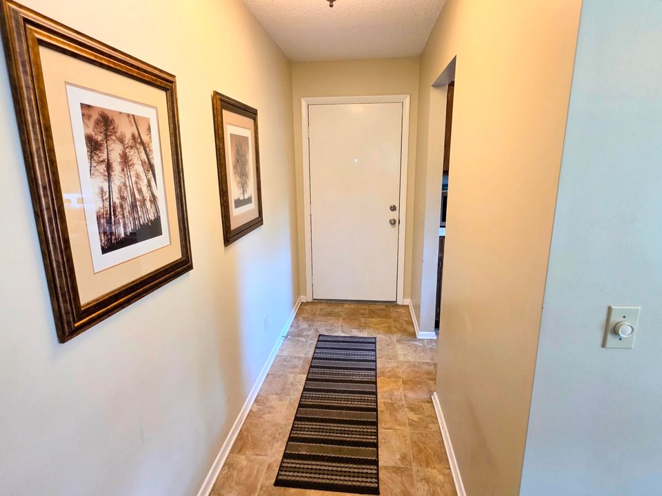 合同活跃: $129,900 (2 贝兹, 2 浴室, 1080 平方英尺)