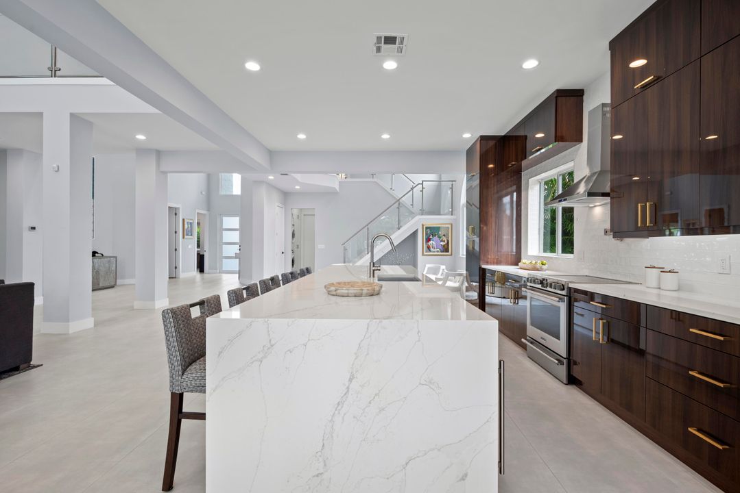 For Rent: $25,000 (5 beds, 6 baths, 4242 Square Feet)