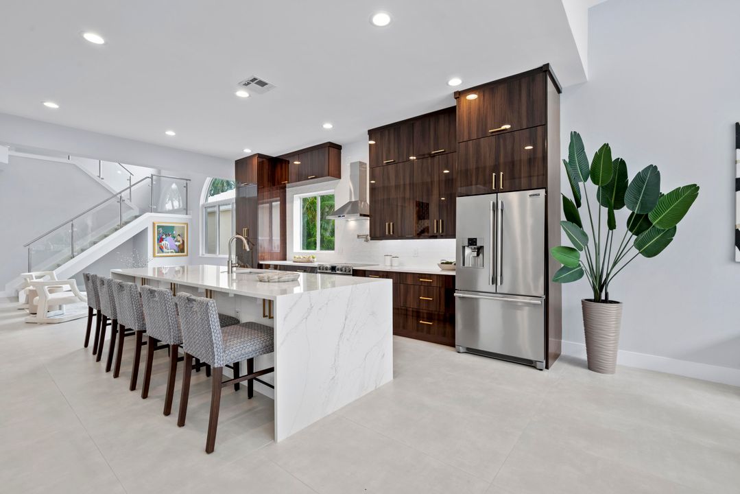 For Rent: $25,000 (5 beds, 6 baths, 4242 Square Feet)