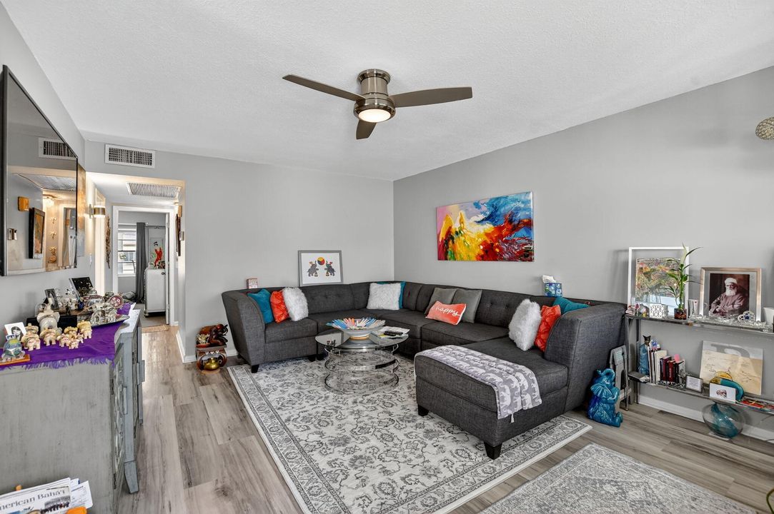 合同活跃: $2,800 (2 贝兹, 1 浴室, 840 平方英尺)