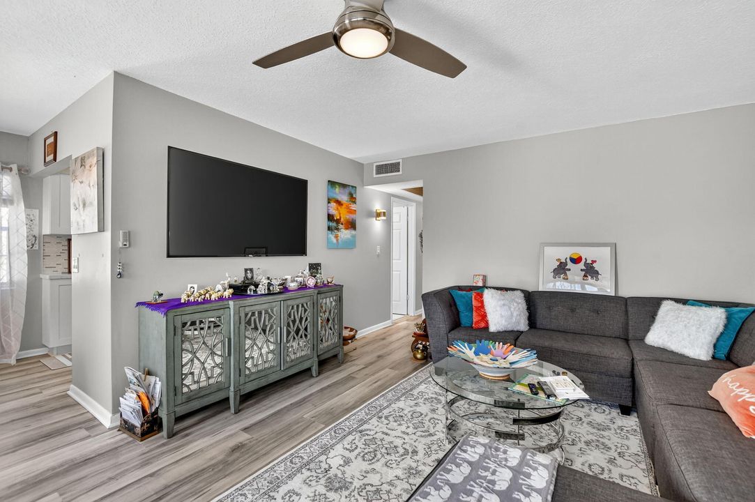 合同活跃: $2,800 (2 贝兹, 1 浴室, 840 平方英尺)