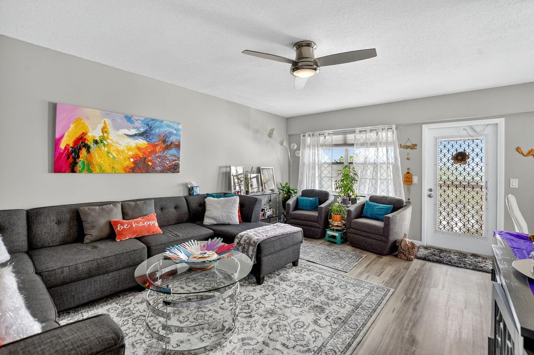 合同活跃: $2,800 (2 贝兹, 1 浴室, 840 平方英尺)