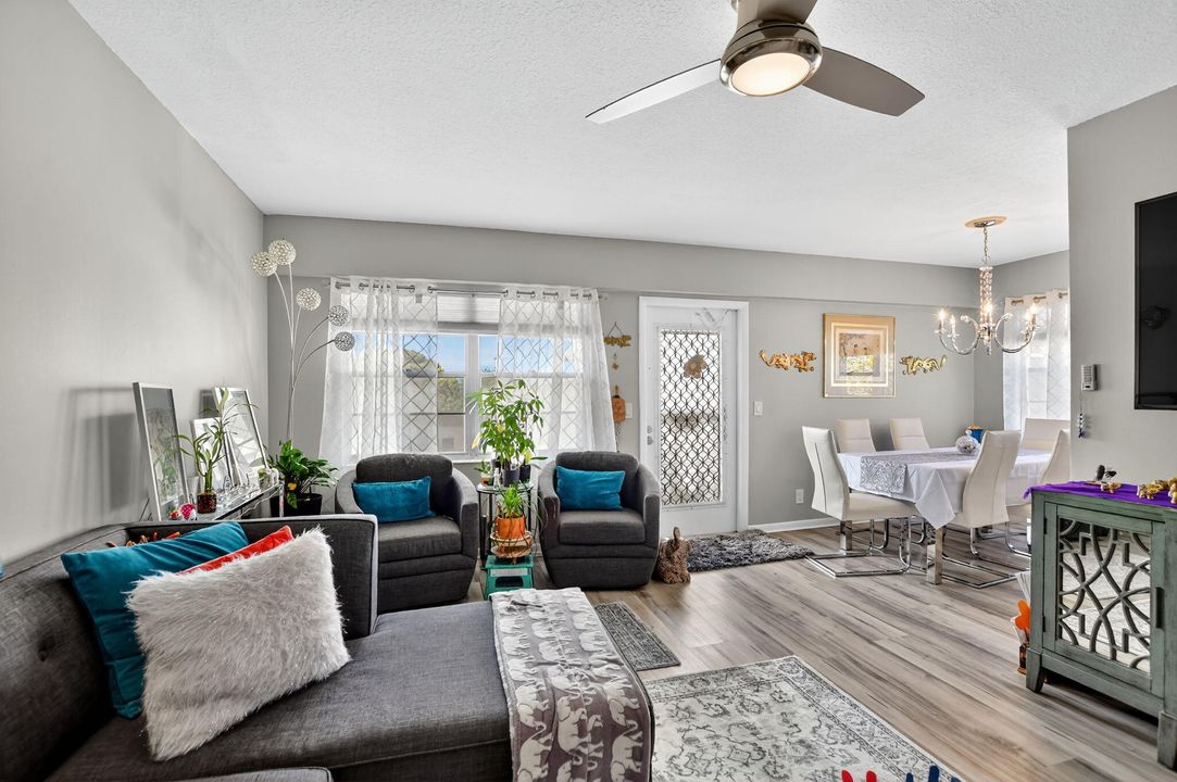 合同活跃: $2,800 (2 贝兹, 1 浴室, 840 平方英尺)