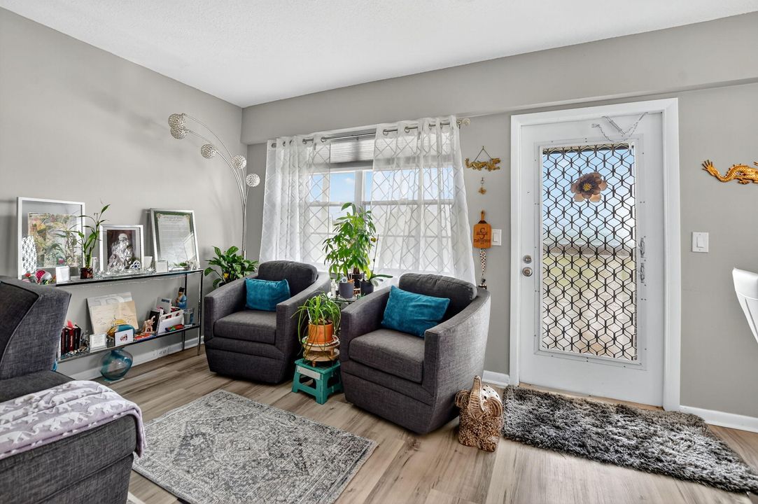 合同活跃: $2,800 (2 贝兹, 1 浴室, 840 平方英尺)