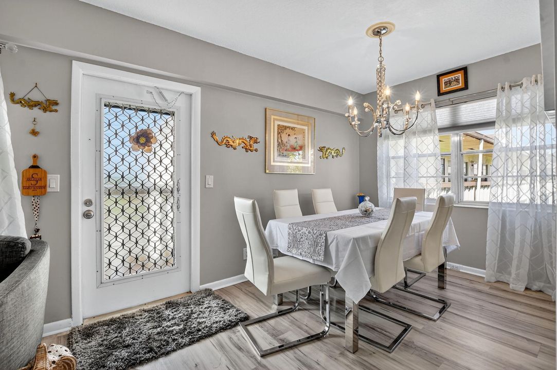 合同活跃: $2,800 (2 贝兹, 1 浴室, 840 平方英尺)